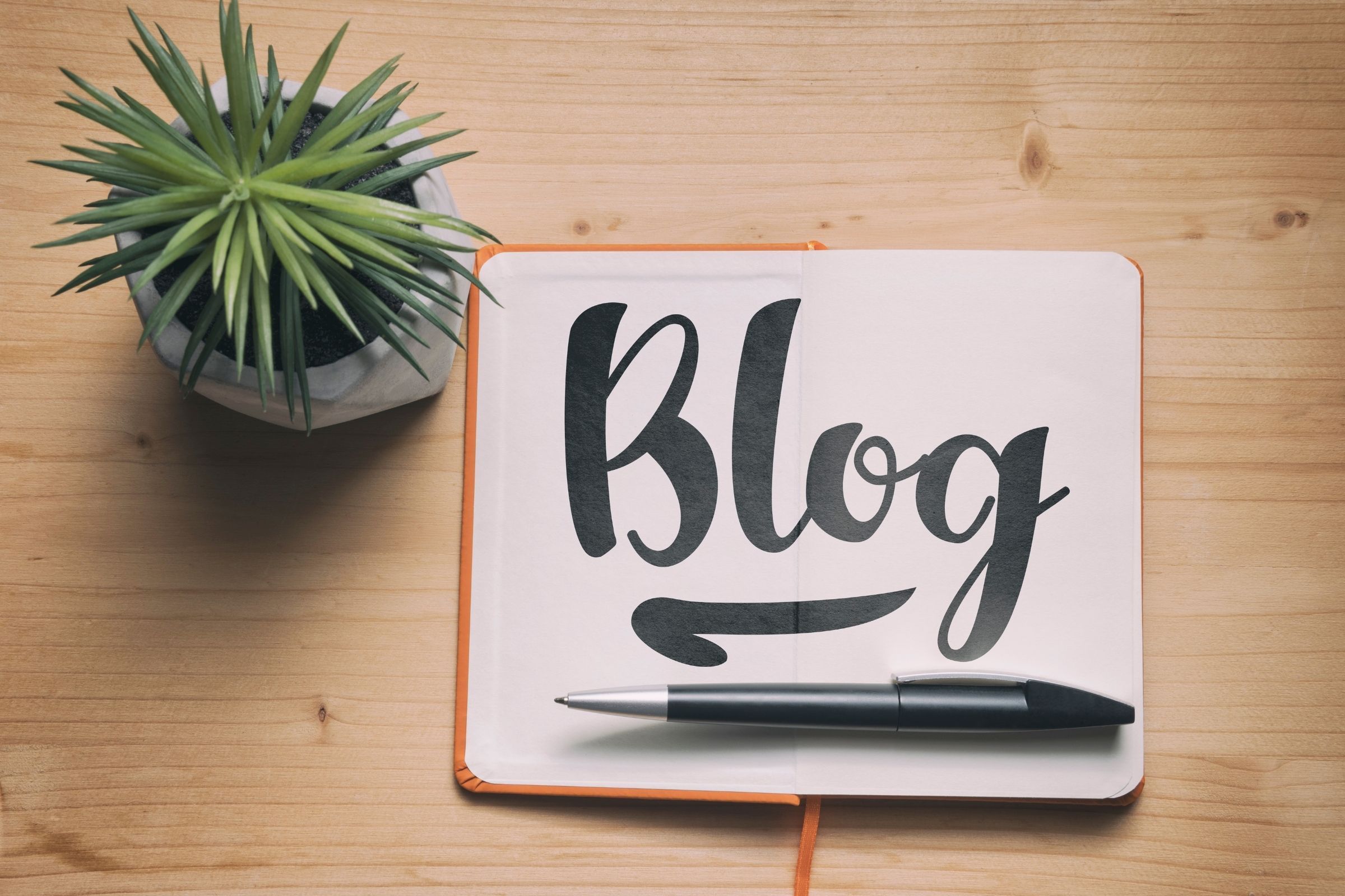 Persona escribiendo el blog de su empresa en un portátil